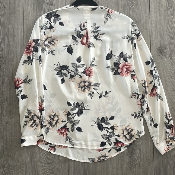 Dynamite floral blouse. - Picture 4 of 5